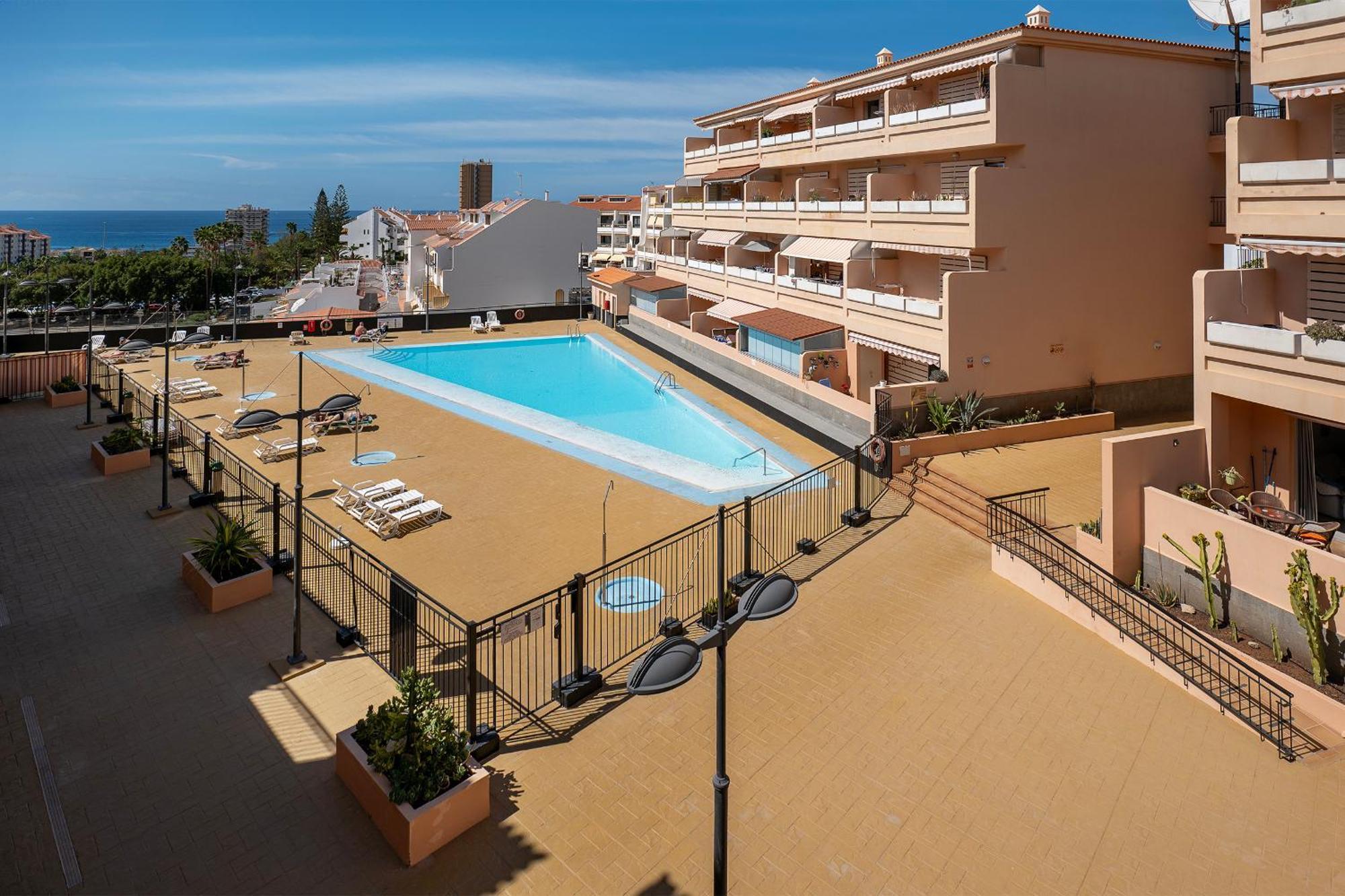Los Cristianos Piscina Y Terraza Exterior photo